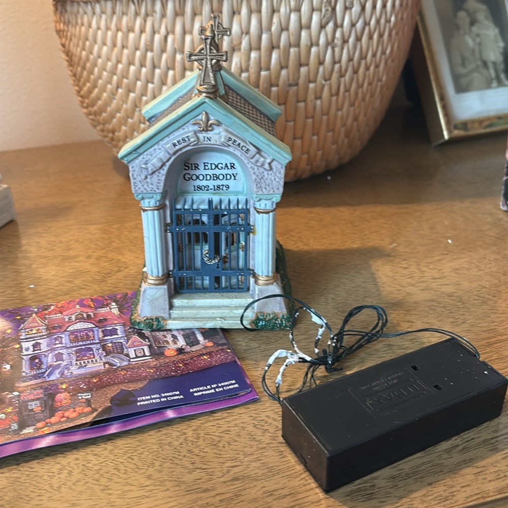 Lemax Spooky Village. Lit Tomb of Sir Edgar Goodbody. Original packaging. 2002.